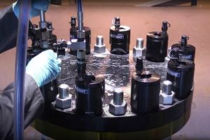 Hydraulic tensioners for compact flanges